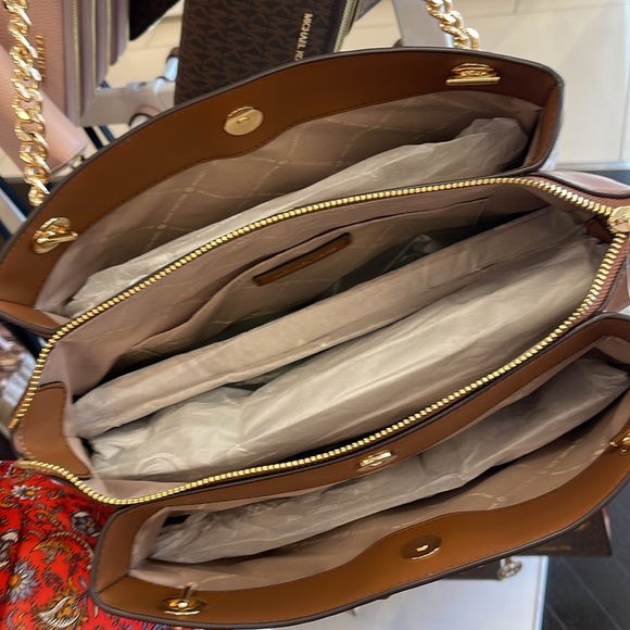 Michael Kors Whitney Medium Signature Logo Tote Bag
Vanilla
NWT - Picture 15 of 16